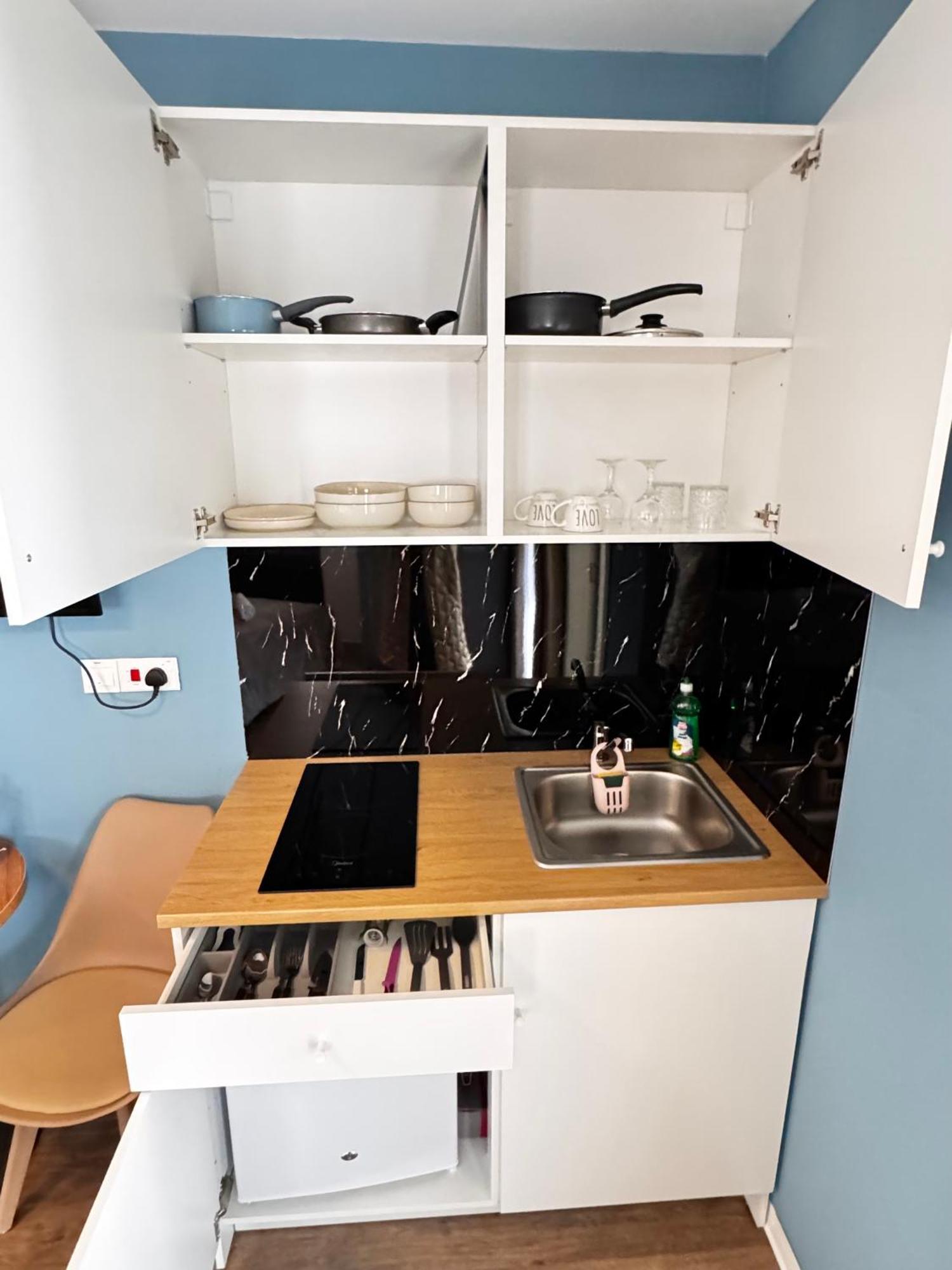 Modern Nr12 Private Kitchenette, Bathroom, Balcony
